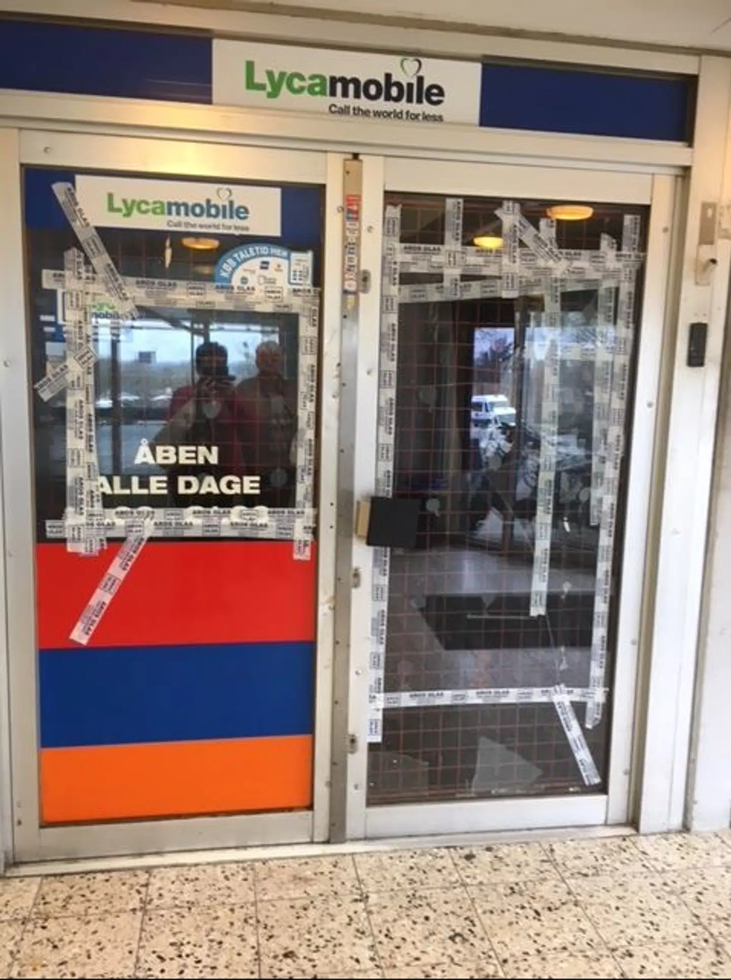 En af butikkerne i Frydensdalcenteret i Aarhus V, der har fået smadret sine ruder.