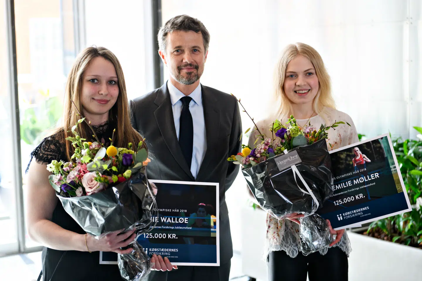 Kronprins Frederik ved siden af bordtennisspiller Sophie Amanda Walløe (tv) og løber Anna Emilie Møller (th).