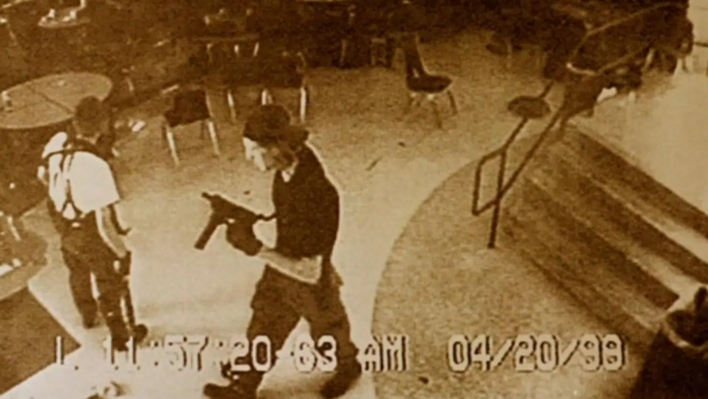 Eric Harris og Dylan Klebold fanget af overvågningskameraet i skolens kantine under skyderiet, der kostede 13 uskyldige mennesker livet. Til sidst skød de to gerningsmænd sig selv.