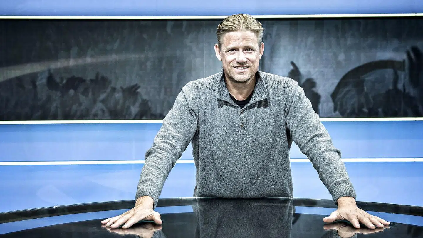 Den tidligere landsholdskæmpe Peter Schmeichel afviser at udføre russisk propaganda i sin rolle som tv-vært. Nu møder han opbakning fra Dansk Folkepartis Søren Espersen.