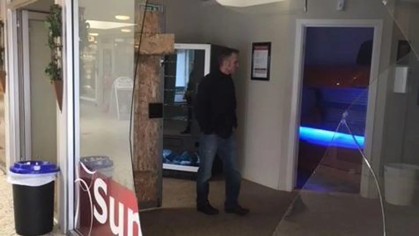 En af butikkerne i Frydensdalcenteret i Aarhus V, der har fået smadret sine ruder. Her er det solcentret, der nu er lukket.