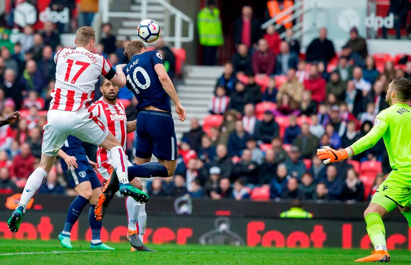 Snitter eller snitter ikke? Kane stige til vejrs for at ramme Christians Eriksens frispark mod Stoke