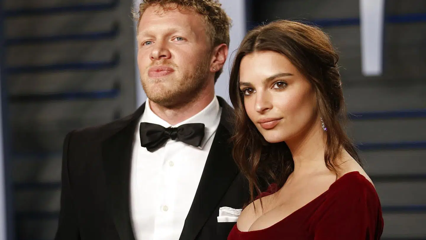 Emily Ratajkowski sammen med sin nye mand, Sebastian Bear-McClard til Vanity Fairs Oscar fest 2018.