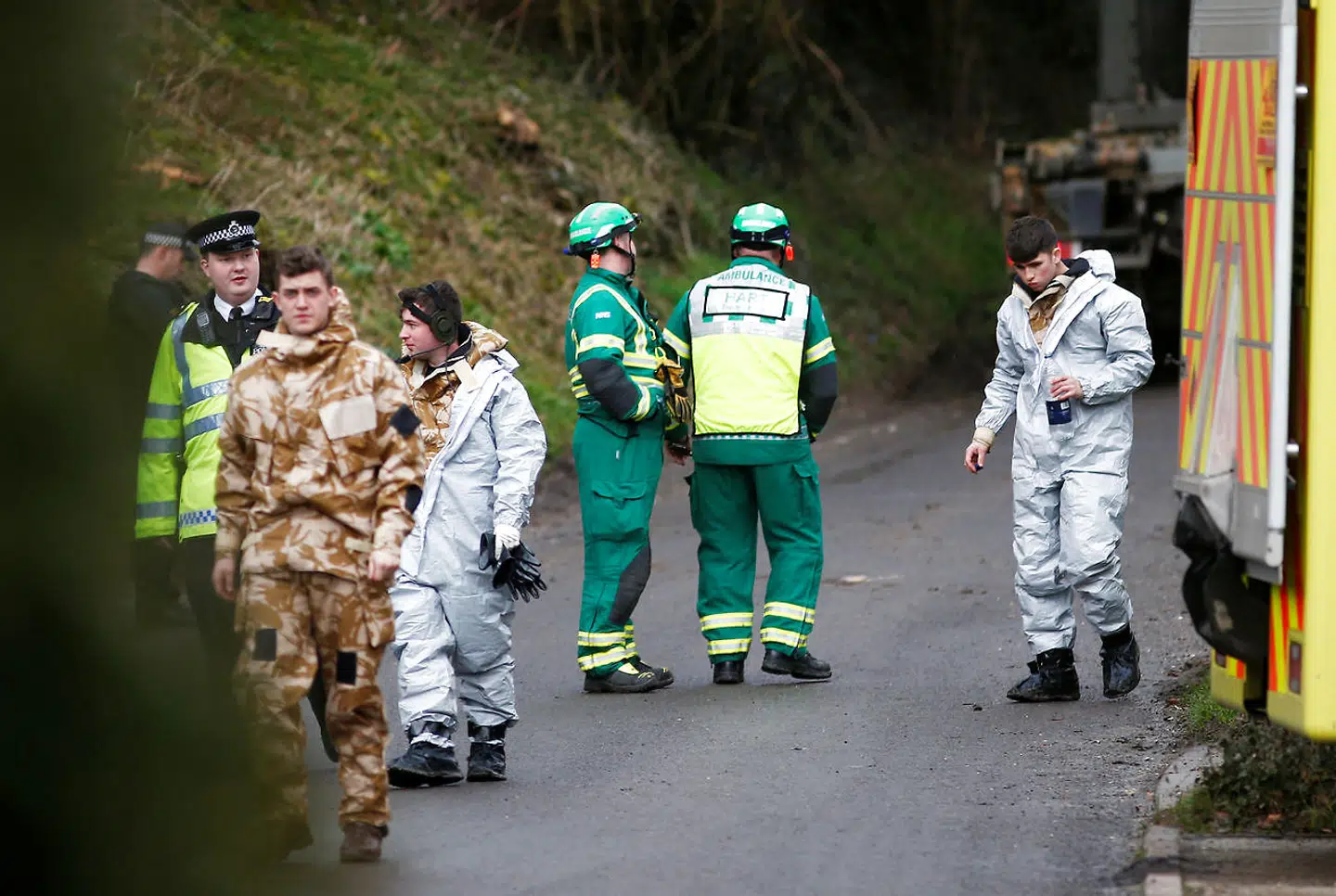 På billedet: Betjente og teknikere i Salisbury i England, hvor en russiske eksspion og hans datter blev fundet bevidstløse på en bænk.