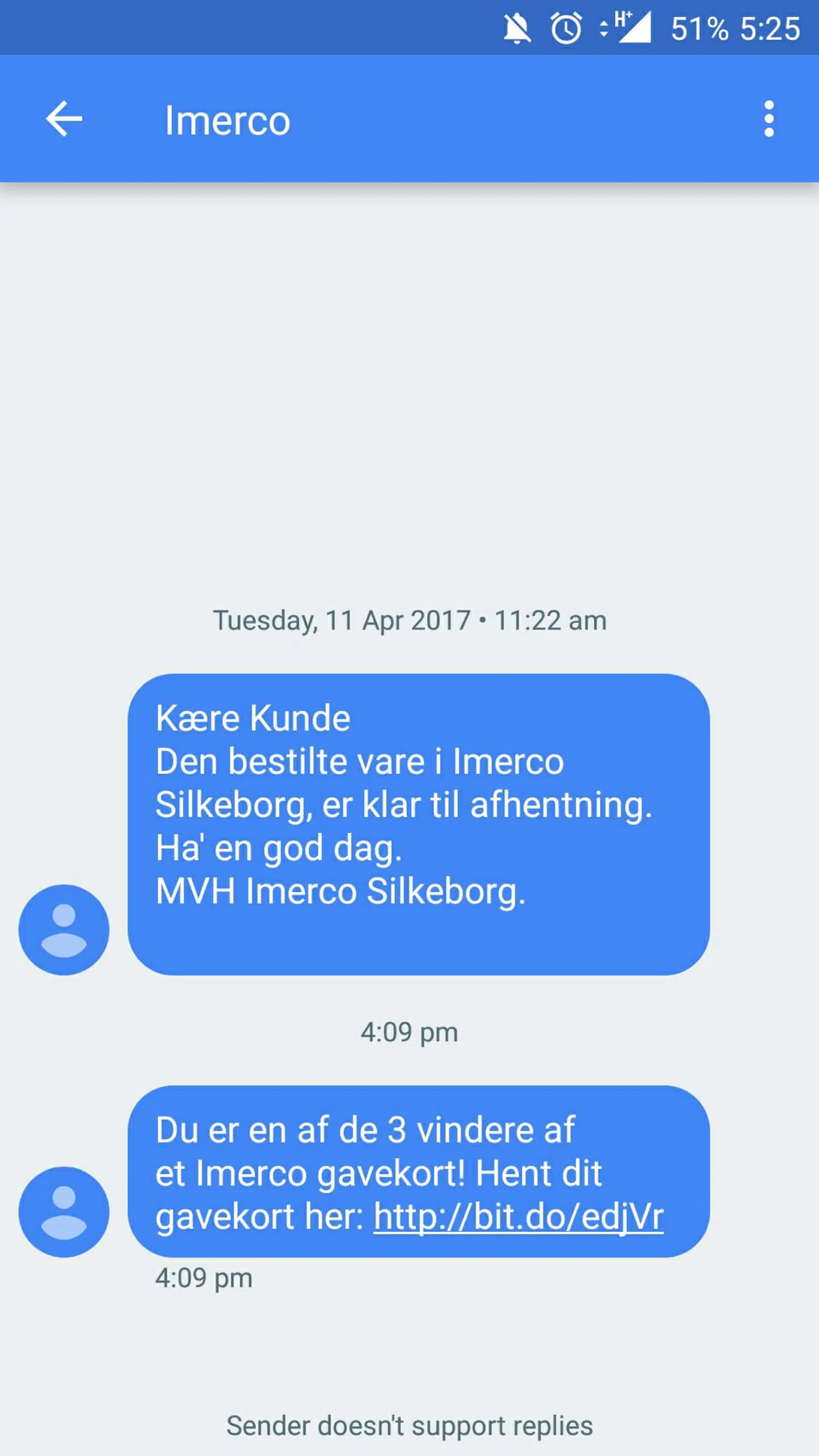 Den øverste besked er sendt fra Imerco og er ægte. Den nederste er afsendt af en svindler - men fra samme nummer.