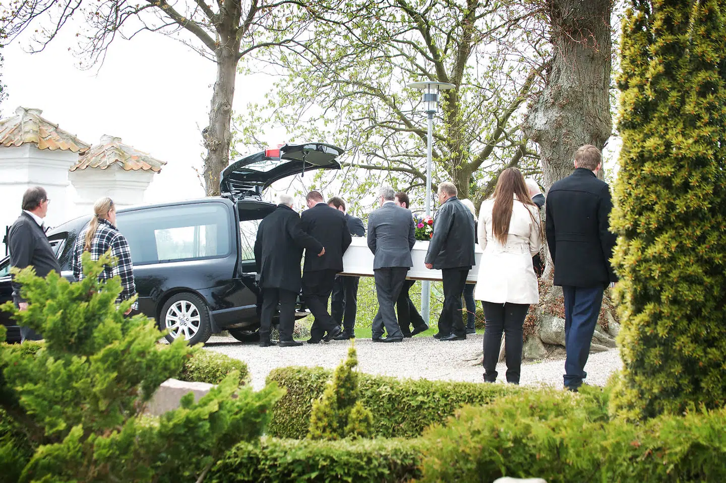 Den 23-årige gravide kvinde og hendes 35-årige kæreste blev bisat sammen fra den lokale kirke to uger efter dobbeltdrabet. Drabmanden, kvindens ekskæreste, blev idømt livstid ved byretten. Nu vil han have nedsat sin straf. (Foto: Sonny Munk Carlsen/Scanpix 2016)