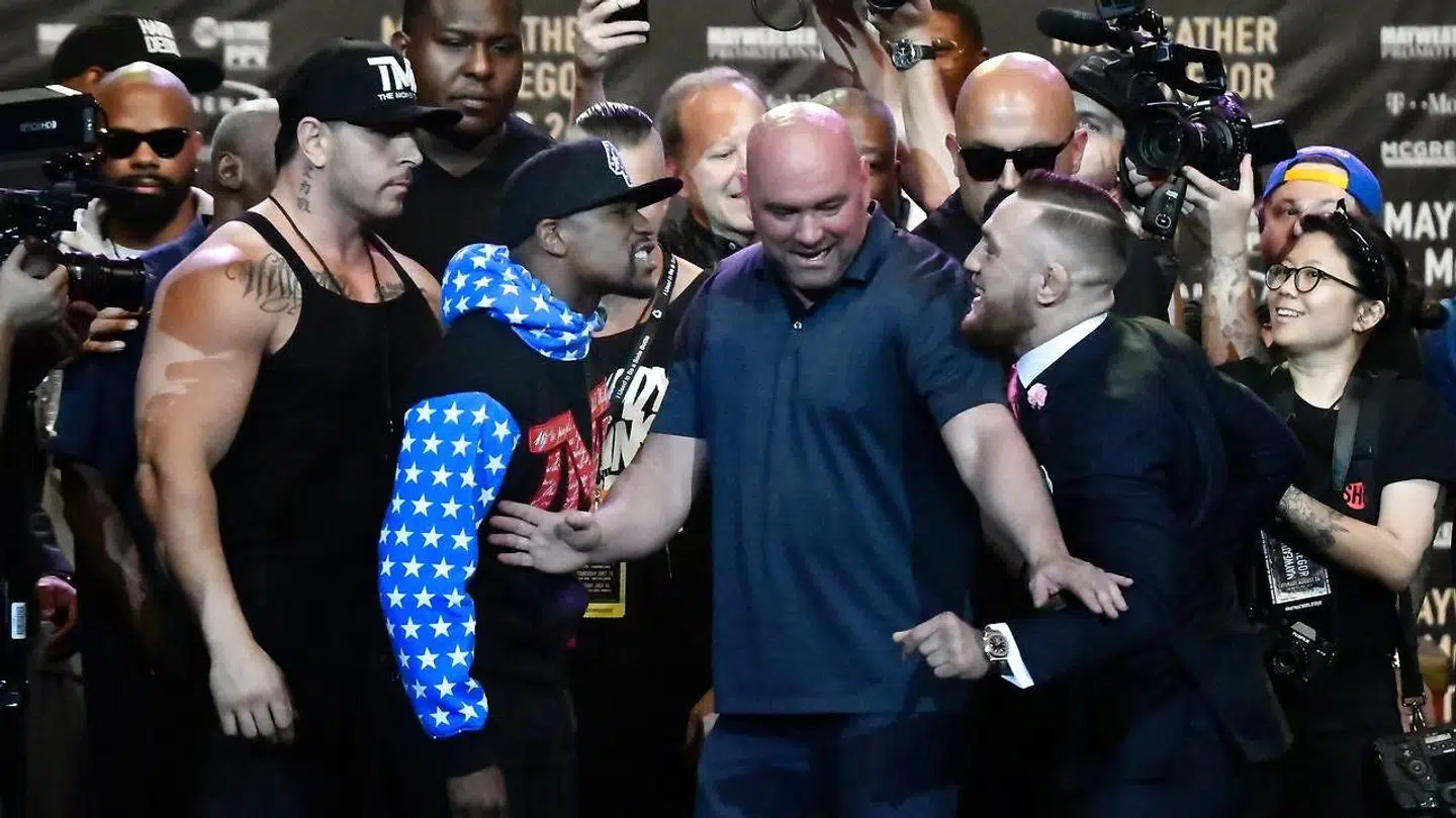 Floyd Mayweathers livvagt Gregory LaRosa blev skudt i benet. Her står han bag boksestjernen med en sort undertrøje og en kasket på hovedet.