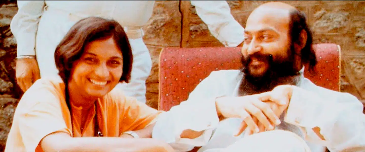 Fra Netflix dokumentaren 'Wild Wild Country' om den indiske guru Bhagwan Shree Rajneesh. Wild Wild Country. Her ses guruen med sin sekretær og næstkommanderende Ma Anad Sheela