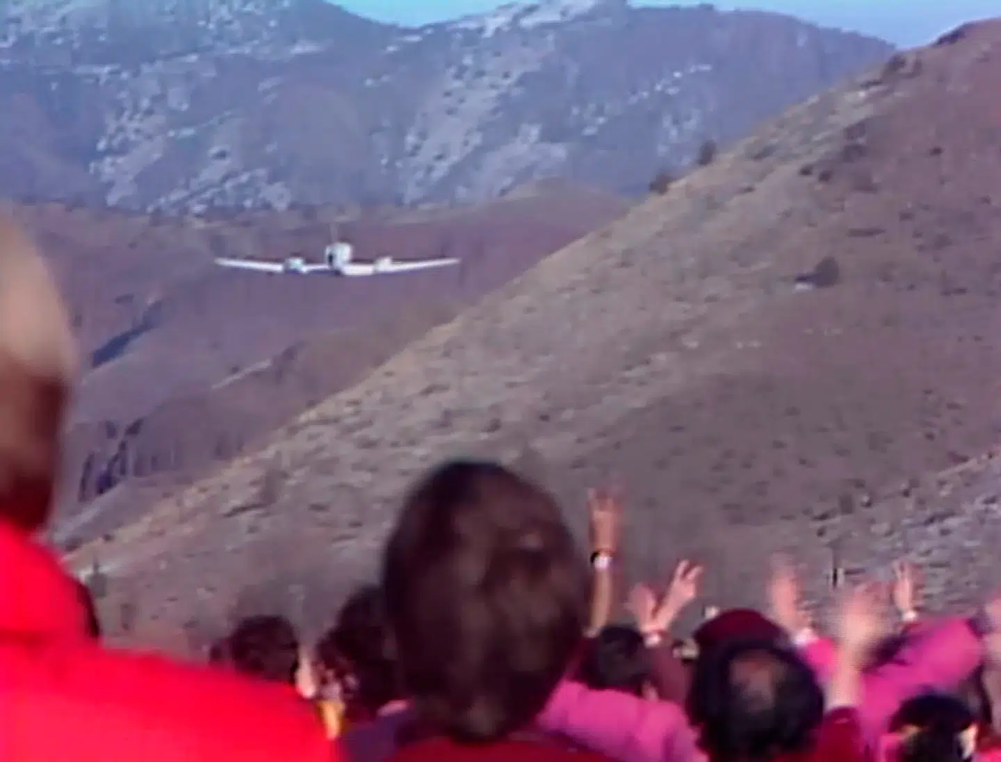 Fra Netflix dokumentaren 'Wild Wild Country' om den indiske guru Bhagwan Shree Rajneesh. Wild Wild Country. Her ankommer guruen til Antelope i Oregon, hvor sekten opkøbte enorme landområder.