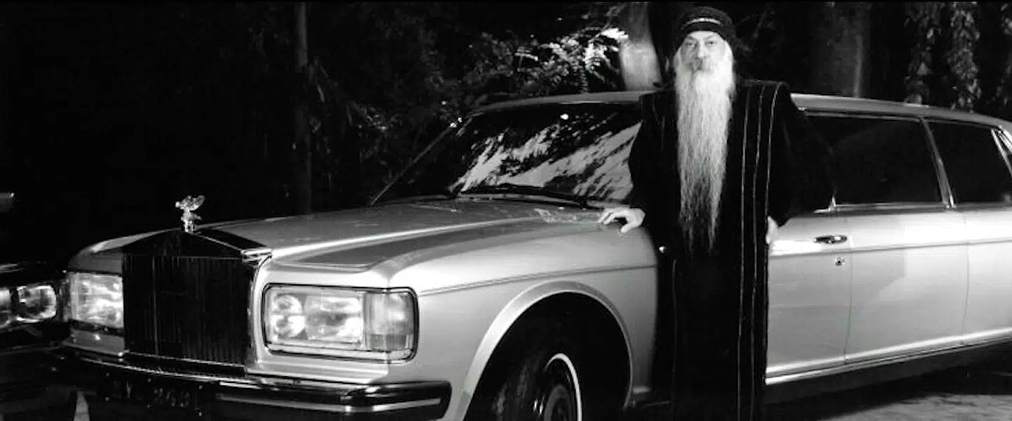 Fra Netflix dokumentaren 'Wild Wild Country' om den indiske guru Bhagwan Shree Rajneesh. Wild Wild Country. Her guruen foran én af sine i alt 93 Roll Royces.