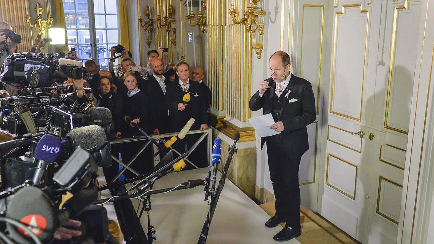 Peter Englund forlader Det Svenske Akademi. Han var tidligere fast sekretær for akademiet. Her annoncerer han i 2014 årets modtager af Nobelprisen i litteratur, den franske forfatter Patrick Modiano. Foto: Anders Wiklund