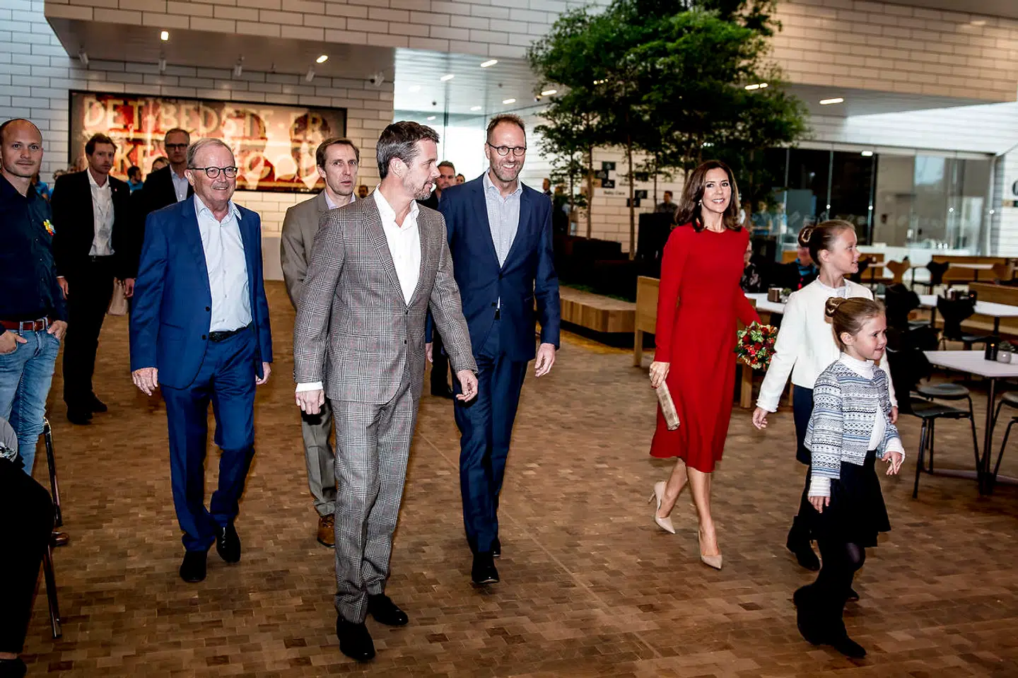 Familien Kirk Kristiansen har tætte forbindelser til kongehuset. Her ses kronprinsparret med deres børn ved indvielsen af Lego House i 2017.