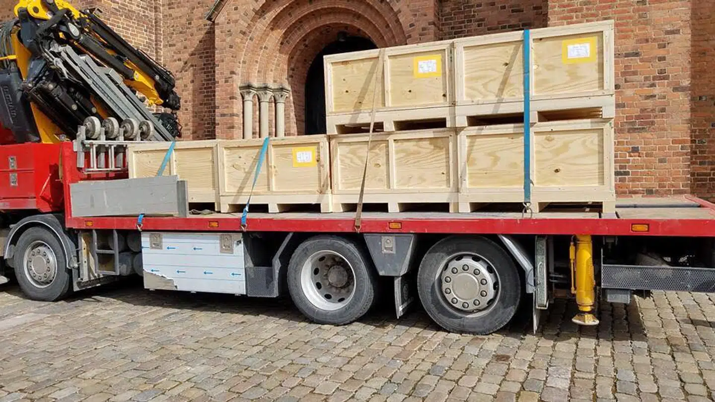 De sidste dele af gravmælet blev leveret på en lastbil, der med kran løftede den tunge last ind i domkirken.