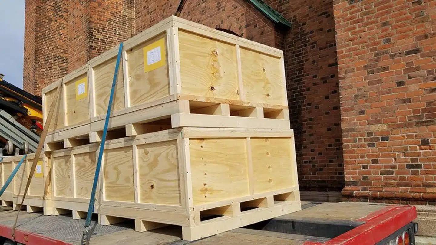 Sådan så det ud, da trækasserne med sarkofagen ankom til Roskilde Domkirke i onsdags.