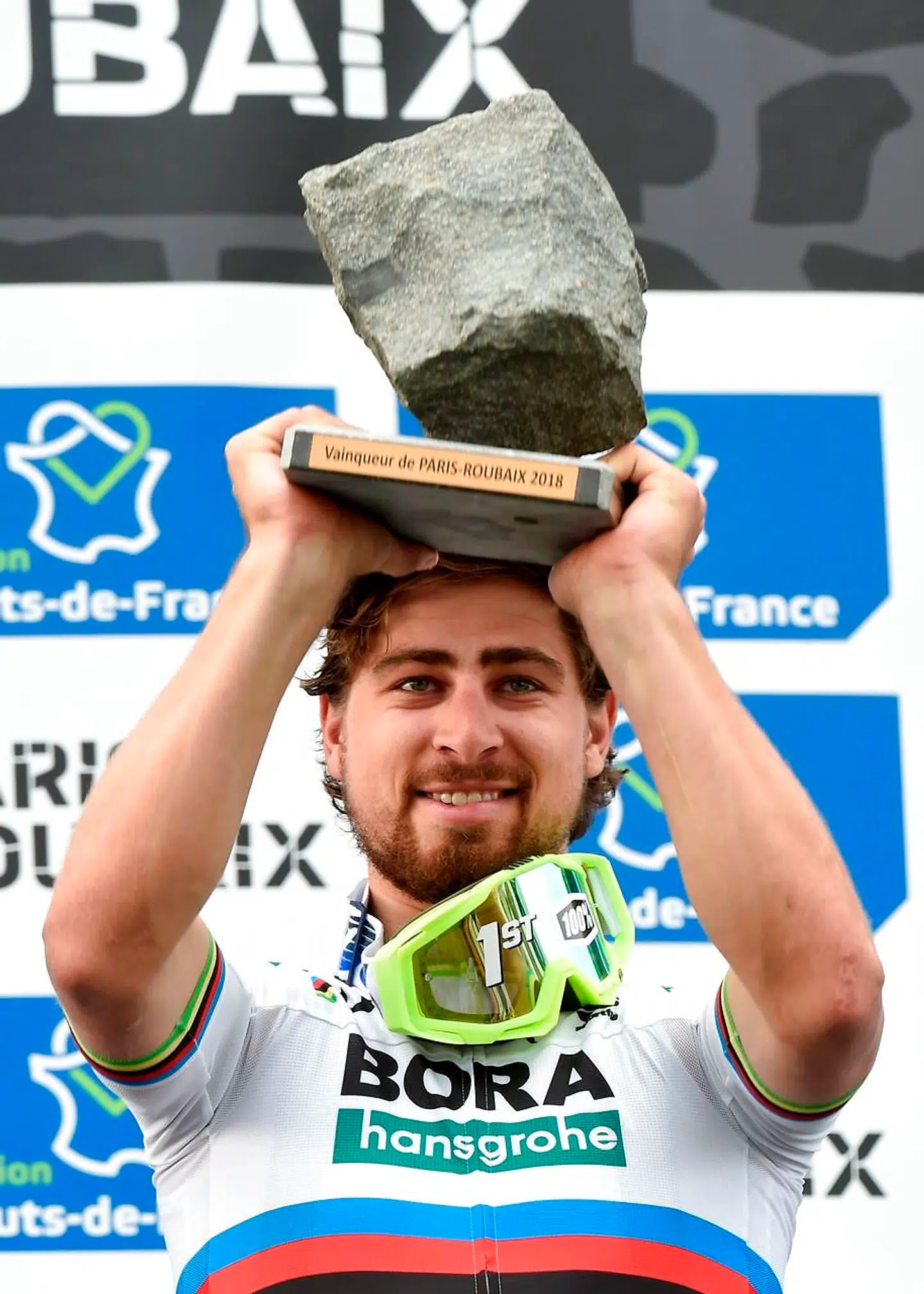 Peter Sagan hæver trofæet - som vinder af Paris-Roubaix 2018.