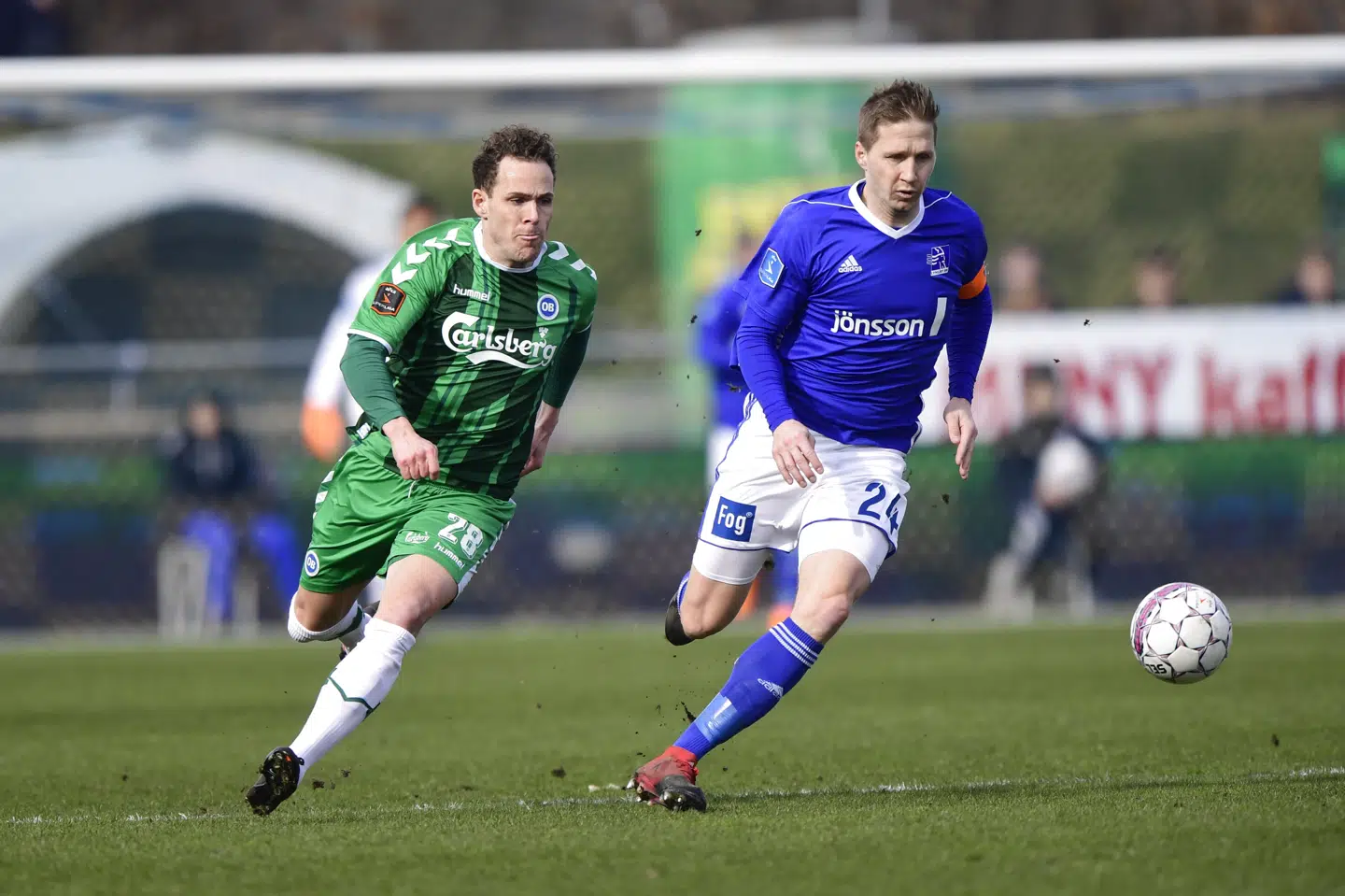 OB's Anders K. Jacobsen og Lyngbys Thomas Sørensen jagter en bold under en kamp i Superligaens kvalifikationsspil. Hvis de to klubber fortsat skal have lov til at spille Superliga, skal de tvinges til at lave et elitehold for kvinder, mener DBU's Kvindekommission. Scanpix/Tariq Mikkel Khan