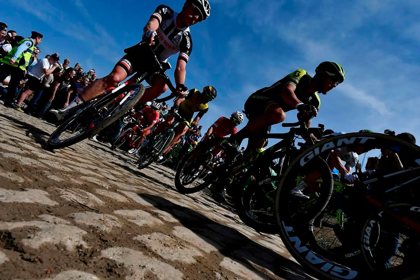 Den 116. udgave af forårsklassikeren Paris-Roubaix er søndag blevet ramt af en alvorlig episode, da belgiske Michael Goolaerts blev ramt af et hjertestop efter et styrt.
