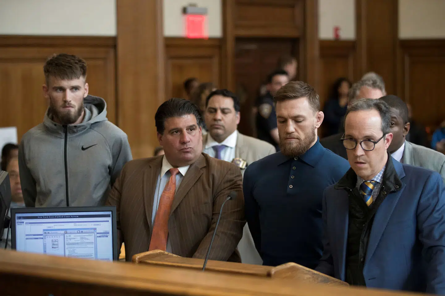 Cowley og McGregor og advokater i retten i Brooklyn.
