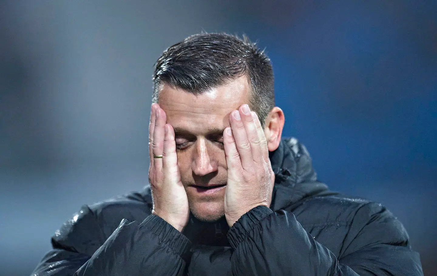 Johnny Mølby blev fyret fra jobbet som cheftrænerjobbet i Viborg FF sidste år i august, men er stadig på 1. divisionsklubbens lønningsliste.