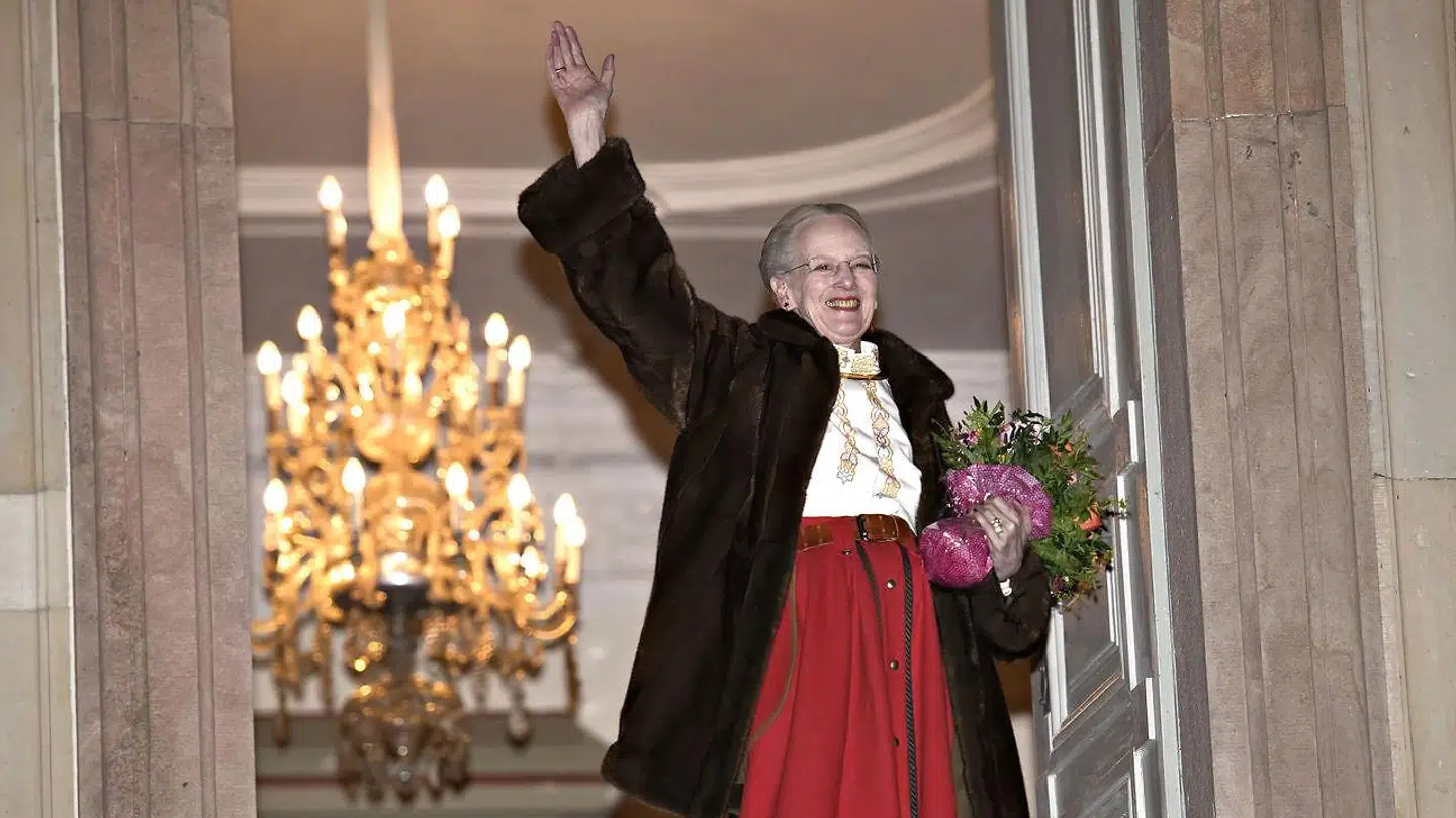 Dronning Margrethe smiler og vinker til de fremmødte foran Fredensborg Slot. Det er første gang, at Dronningen alene byder modtager det traditionelle fakkeloptog.