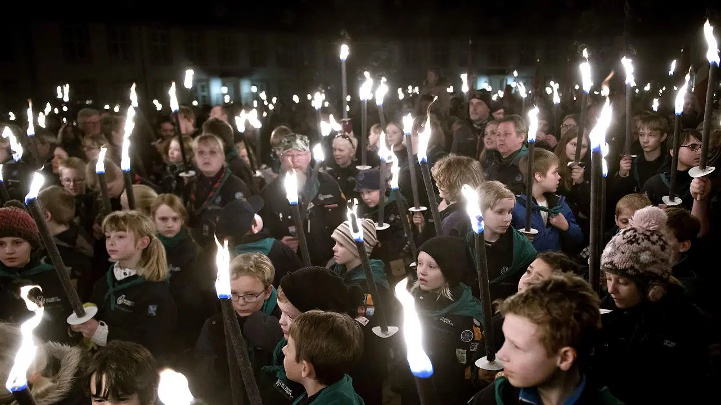 Der var intet mindre end hundredevis af fakler, der lyste Fredensborg Slot op, onsdag den 4. april 2018.