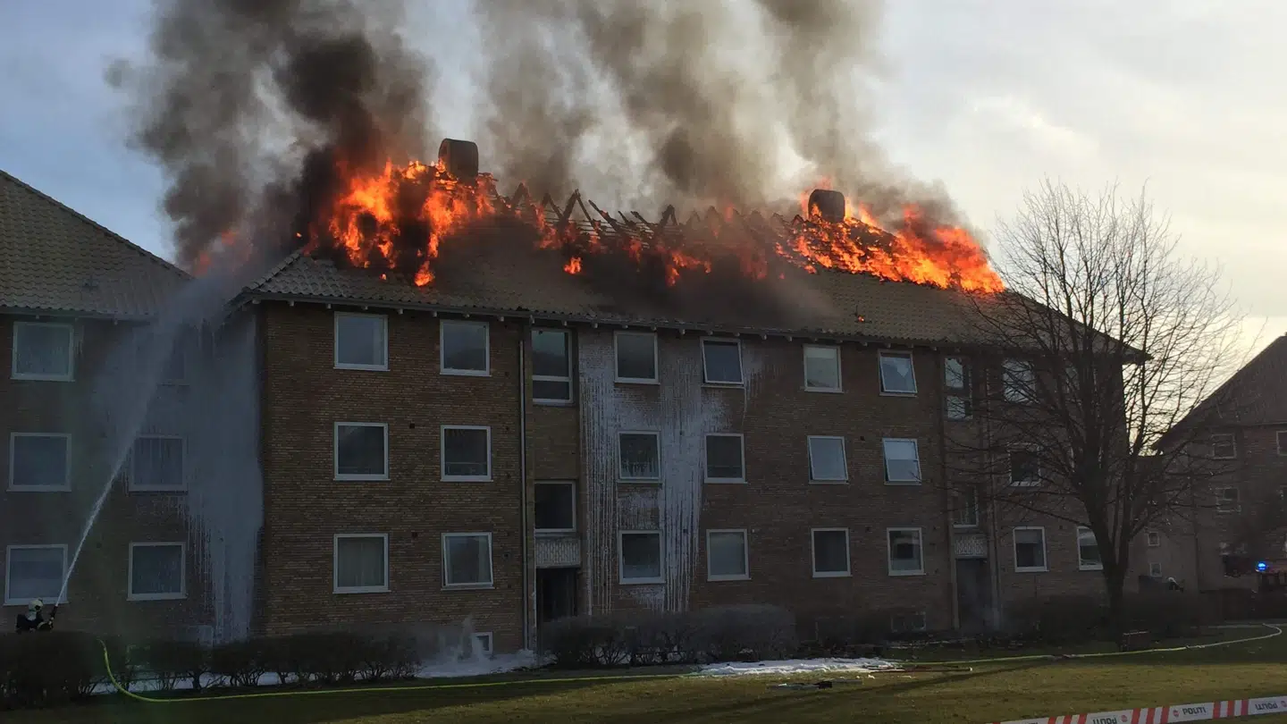 En voldsom brand hærger mandag en ejendom i Lyngby.