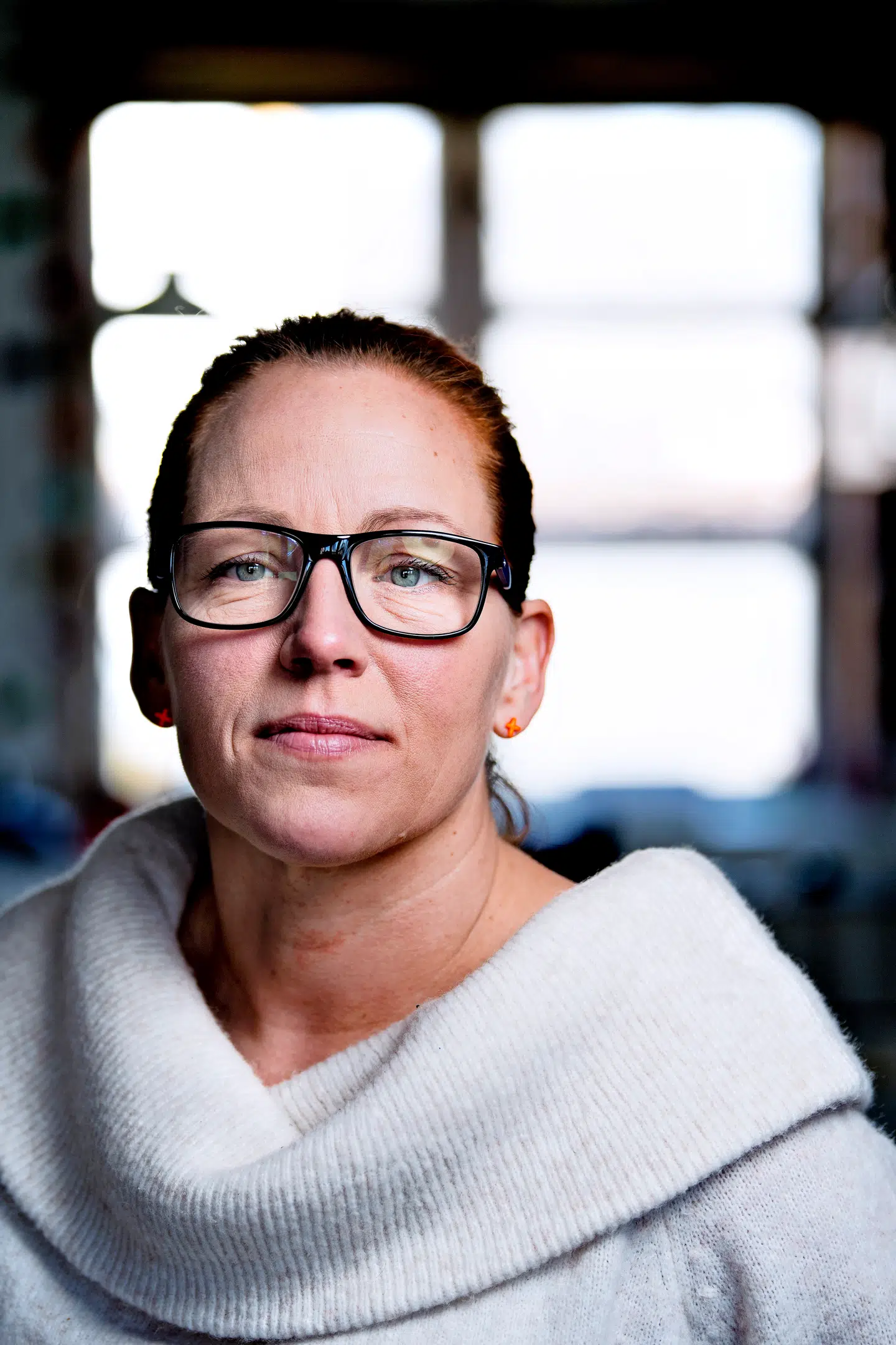 Line Risberg var den flittige pige i skolen, som gjorde, hvad hun skulle, og der var store forhÔøΩbninger til hende. Alligevel lod hun sig friste til at tage en pille til en fest i London. Denne pille skulle vise sig at forandre Lines liv radikalt! En pille blev til flere piller. Ren optur til diverse fester, fÔøΩrte til ren nedtur med hukommelsestab, panikanfald og angst. Misbruget endte ud i selvmordsforsÔøΩg, som har fÔøΩrt til, at Line i dag er nÔøΩdt til at tage medicin resten af livet. Line bruger i dag al sin tid pÔøΩ at holde foredrag om sine oplevelser med ecstasy og har ogsÔøΩ skrevet bogen "NÔøΩr festen er forbi".