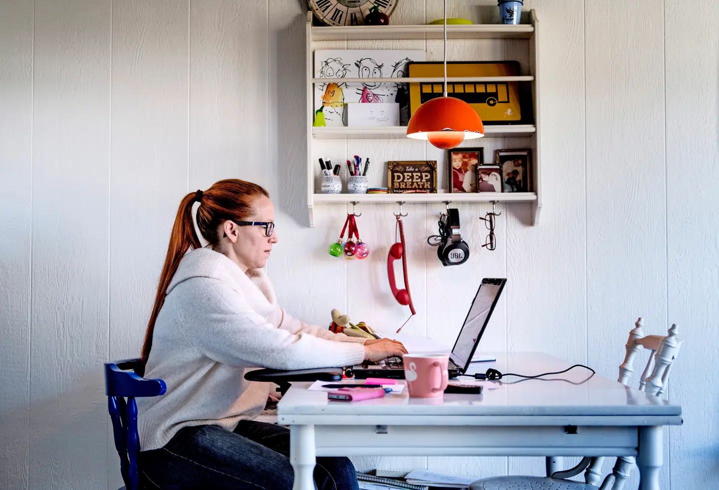 Line Risberg var den flittige pige i skolen, som gjorde, hvad hun skulle, og der var store forhÔøΩbninger til hende. Alligevel lod hun sig friste til at tage en pille til en fest i London. Denne pille skulle vise sig at forandre Lines liv radikalt! En pille blev til flere piller. Ren optur til diverse fester, fÔøΩrte til ren nedtur med hukommelsestab, panikanfald og angst. Misbruget endte ud i selvmordsforsÔøΩg, som har fÔøΩrt til, at Line i dag er nÔøΩdt til at tage medicin resten af livet. Line bruger i dag al sin tid pÔøΩ at holde foredrag om sine oplevelser med ecstasy og har ogsÔøΩ skrevet bogen "NÔøΩr festen er forbi".