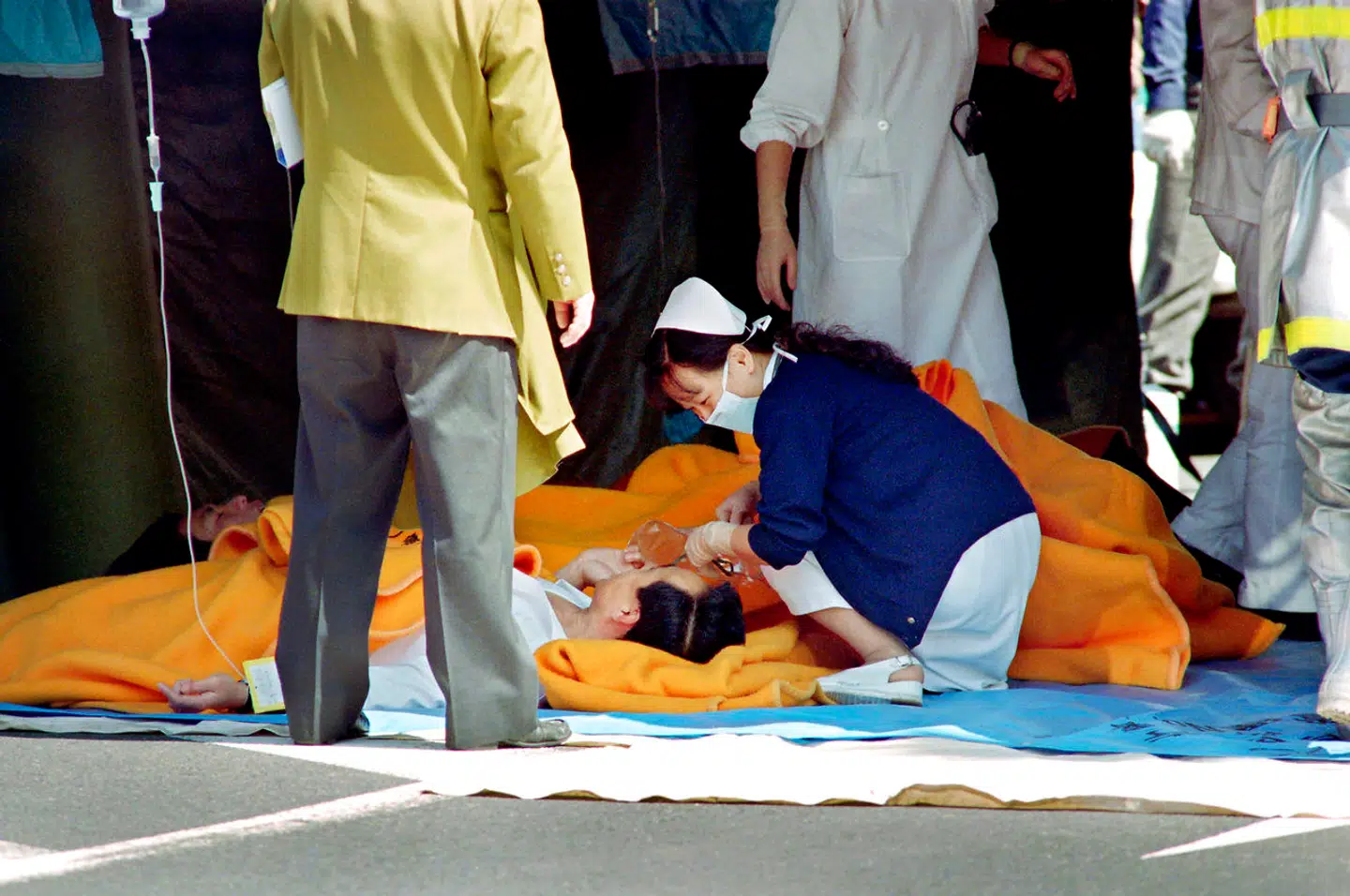 En af de tilskadekomne får hjælp.