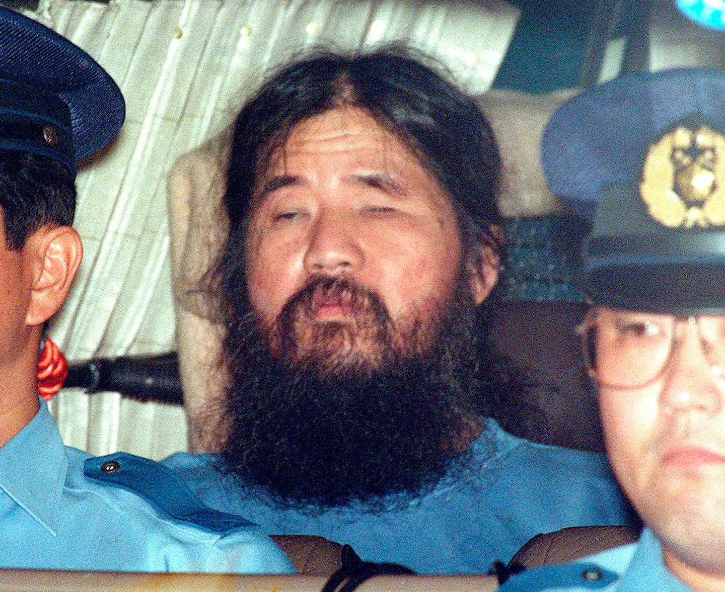 Kultleder Shoko Asahara i politiets varetægt tilbage i 1995.