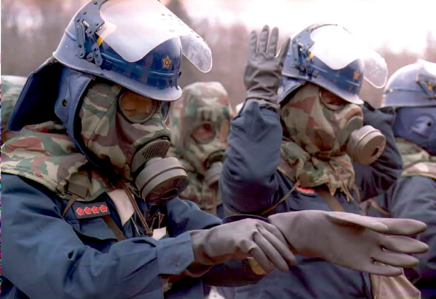 Politi iført gasmasker og særlige handsker gør klar til at inspicere et af kultens lagre.