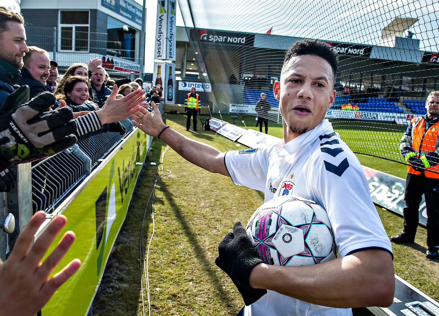 AGF's Tobias Sana fejrer sit hattrick efter kampen i Superligaens nedrykningsslutspil mod Hobro IK.