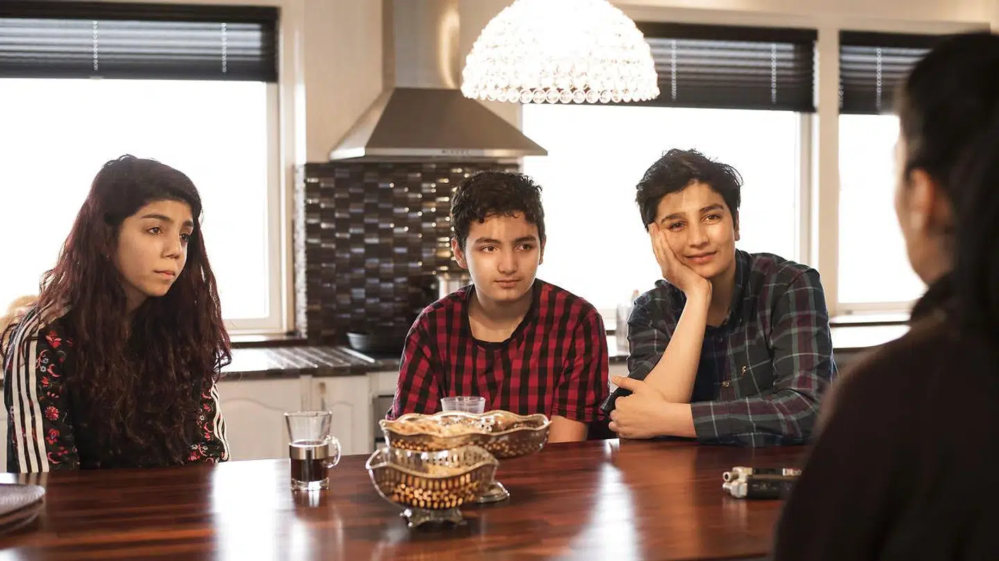 Anas (i midten) er 11 år og papbror til den danske fodboldstjerne Nadia Nadim. Han holder med fodboldklubben FC Barcelona og drømmer om at spille for klubben en dag.