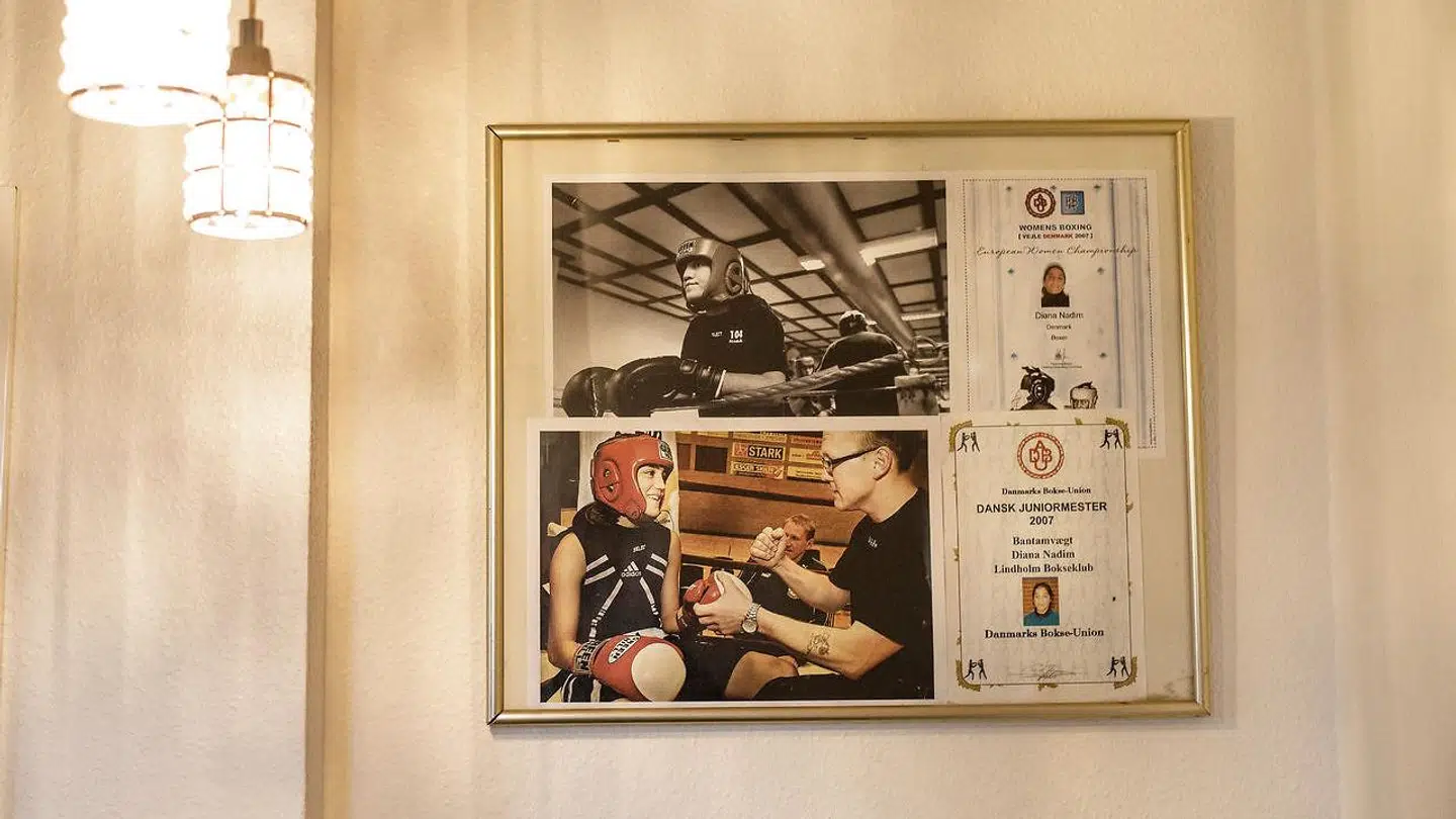 Diana Nadim har lige skrevet under på en professionel boksekontrakt med den famøse promotor Mogens Palle. I husets gang hænger hendes diplomer fra dengang, hun blev Dansk Juniormester i 2007.