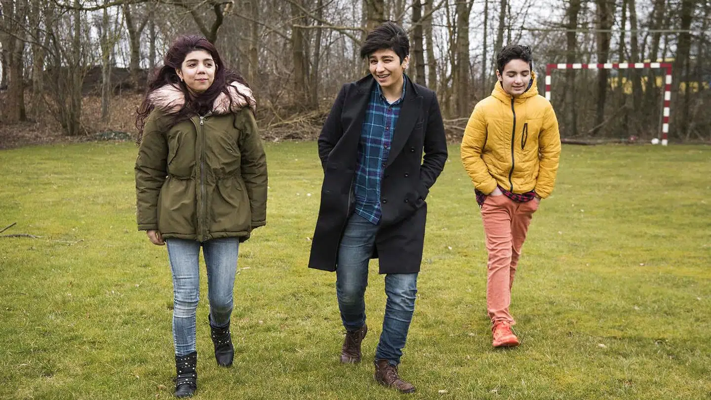 Mujda Nadim, Giti Nadim og Anas (papbror) i haven ved familiens hus i Uldum. Familien Nadim bor i et stort hus i landsbyen Uldum i nærheden af Horsens.