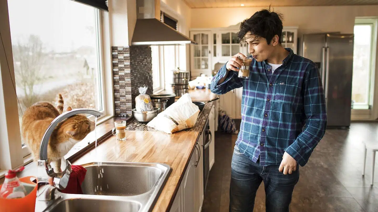 Giti Nadim drikker kaffe og giver familiens kat vand fra hanen. Det er det eneste sted, som katten vil drikke vand.