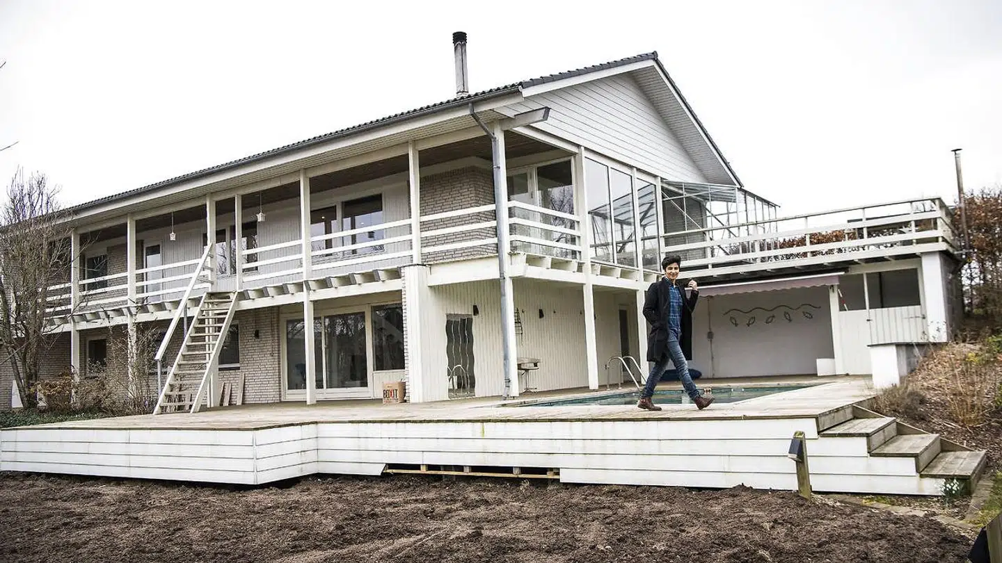 Familien Nadim bor i et stort hus i landsbyen Uldum i nærheden af Horsens. Huset har Nadian Nadim og Giti Nadim købt som en gave til deres mor.