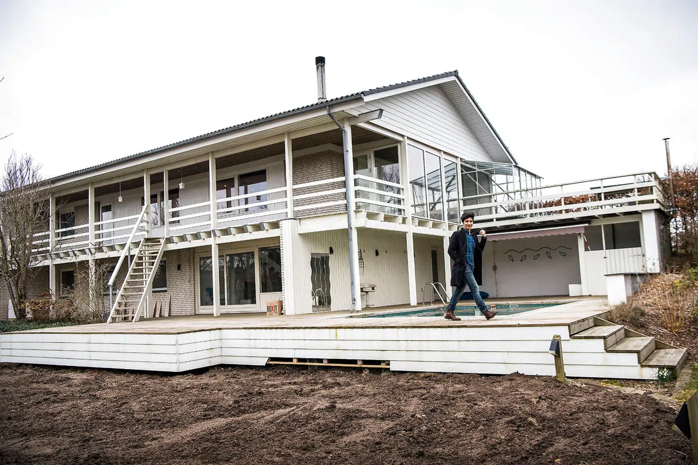Giti Nadim i haven ved familiens hus i Uldum. Huset har Nadia Nadim og Giti Nadim købt som en gave til deres mor.