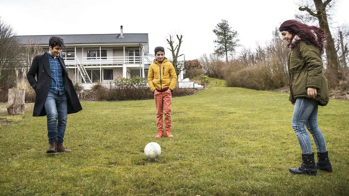 Giti Nadim, Anas (papbror) og Mujda Nadim spiller fodbold i haven ved familiens hus i Uldum.