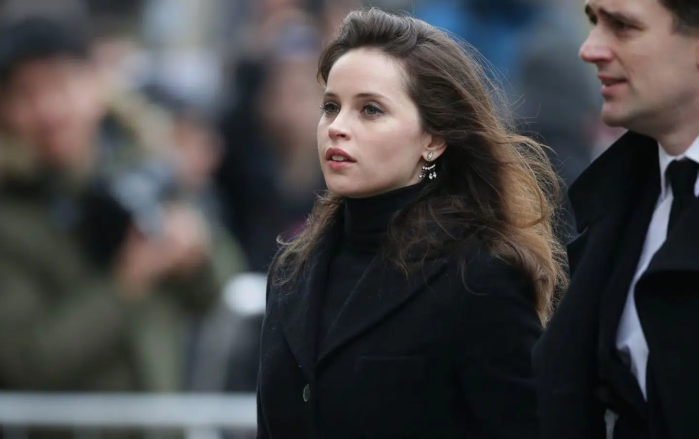 Den britiske skuespiller Felicity Jones, der spillede Stephen Hawkings hustru i filmen 'Teorien om alting', ankommer her til begravelsen.