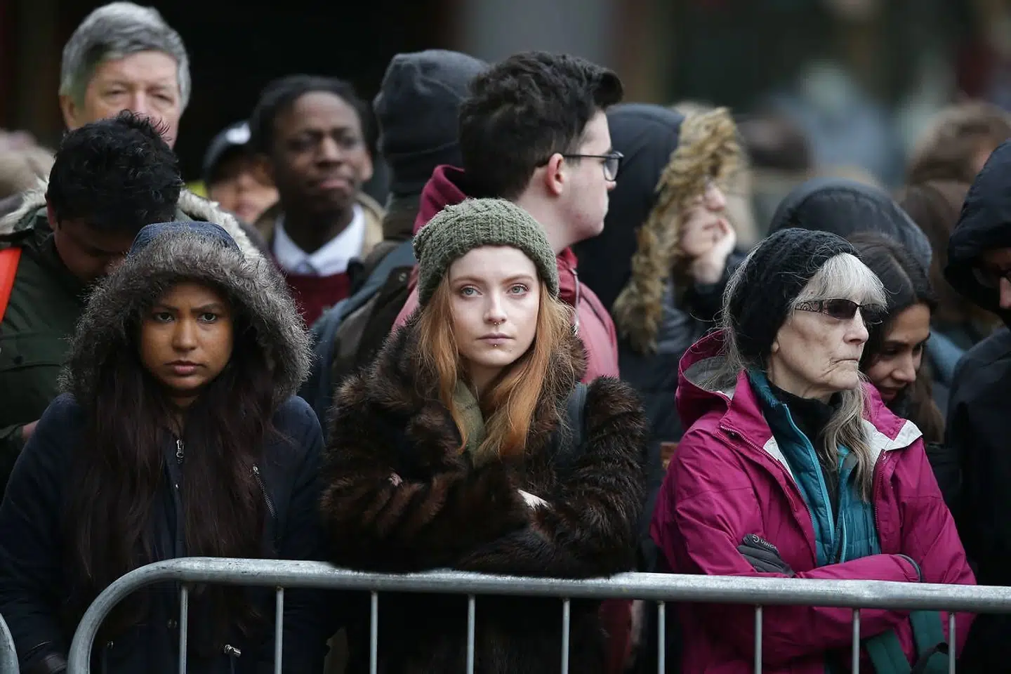 Mange mennesker fulgte på afstand med, da 500 særligt inviterede sagde farvel til Stephen Hawking.