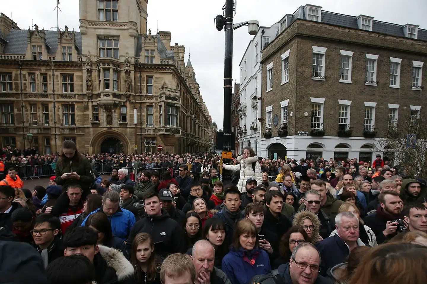 En stor menneskemængde tog plads foran kirken, hvor professoren blev begravet.