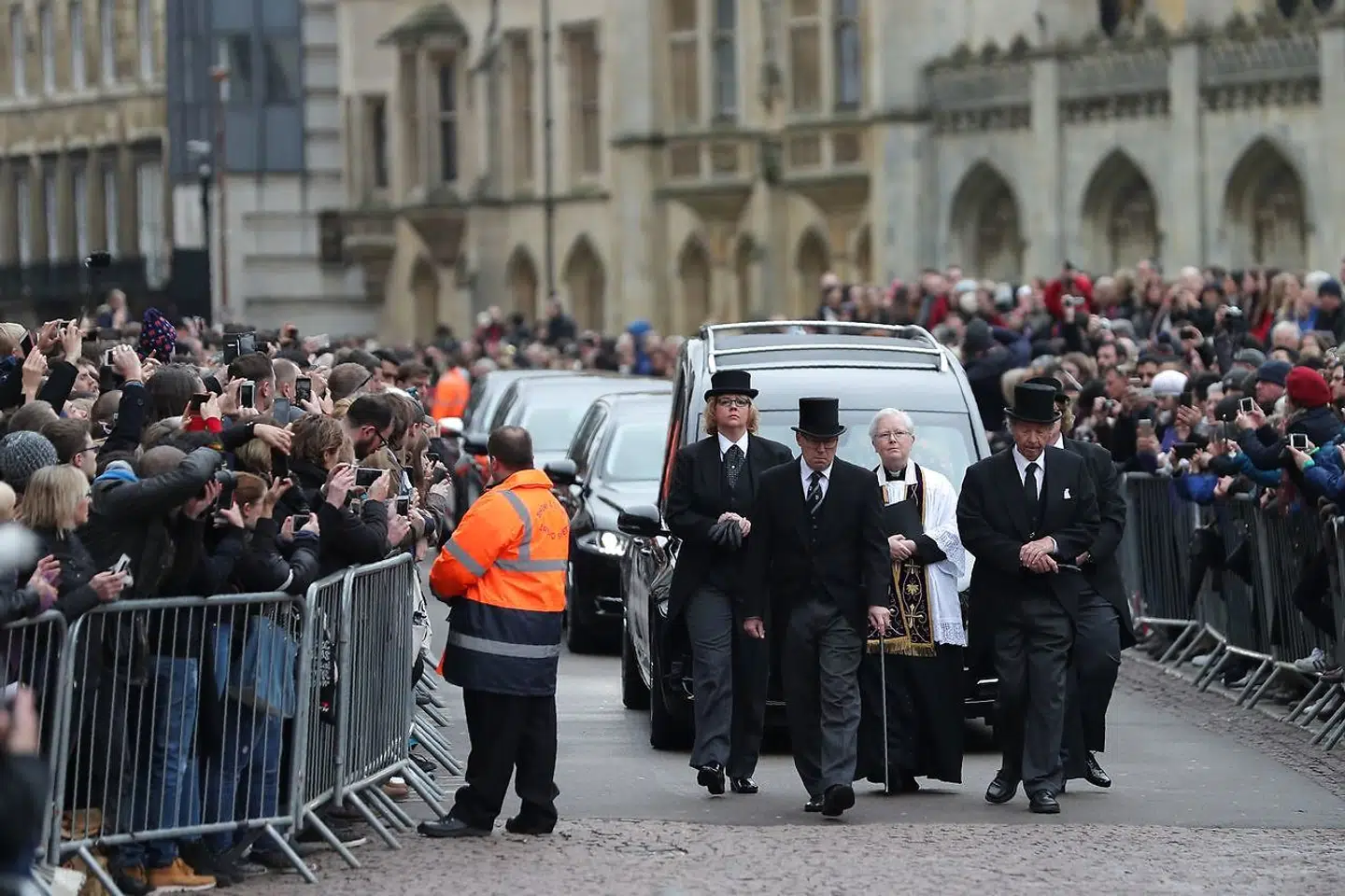 Begravelsesoptoget på vej til kirken.