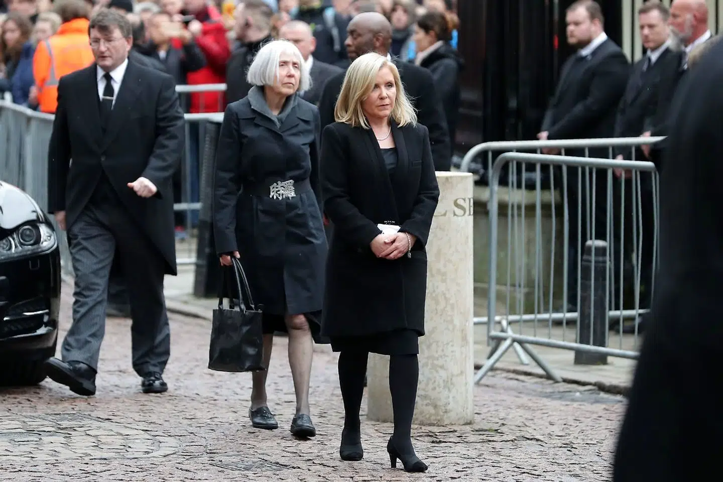 Lucy Hawking, Stephen Hawkings datter, ankommer her til begravelsen.