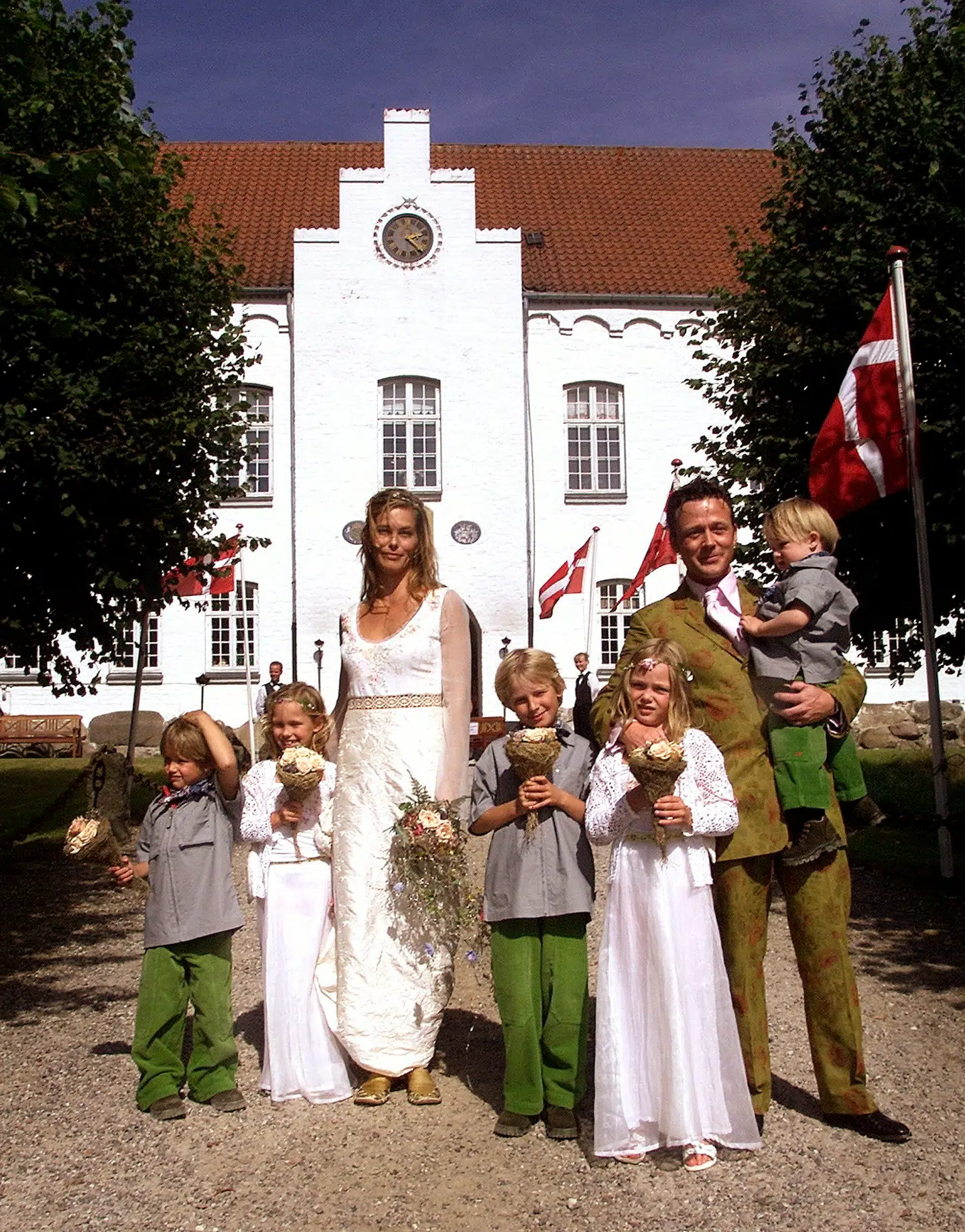 I august 2000 blev Thomas Helmig og Renée Toft Simonsen gift på Kokkedal Slot. Her er de med børnene Jens Kristian, Ulrikke, Niclas (Renées gudsøn), Ida Marie og på armen det fælles barn Hugo. Foto Henning Bagger