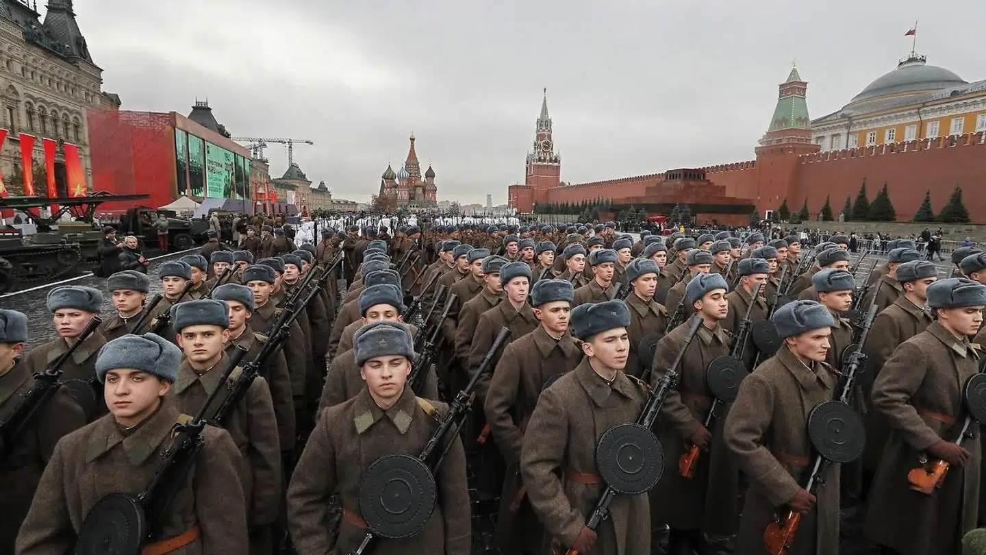 Russiske soldater i historiske uniformer under en parade i Moskva. Den 5. november 2017.