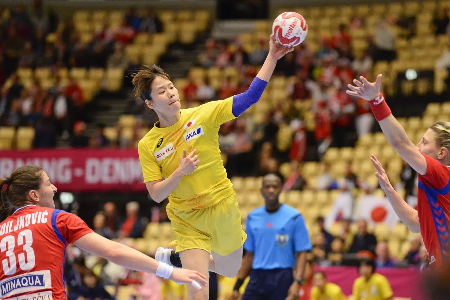 Yui Sunami i aktion for Japan i en kamp mod Serbien under VM i Danmark i 2015. Scanpix/Jonathan Nackstrand