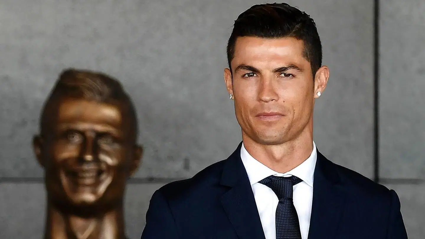 Til stor morsomhed for et hav af fodboldfans verden over blev Cristiano Ronaldos skulptur i Madeiras lufthavn offentliggjort den 29. marts 2017.