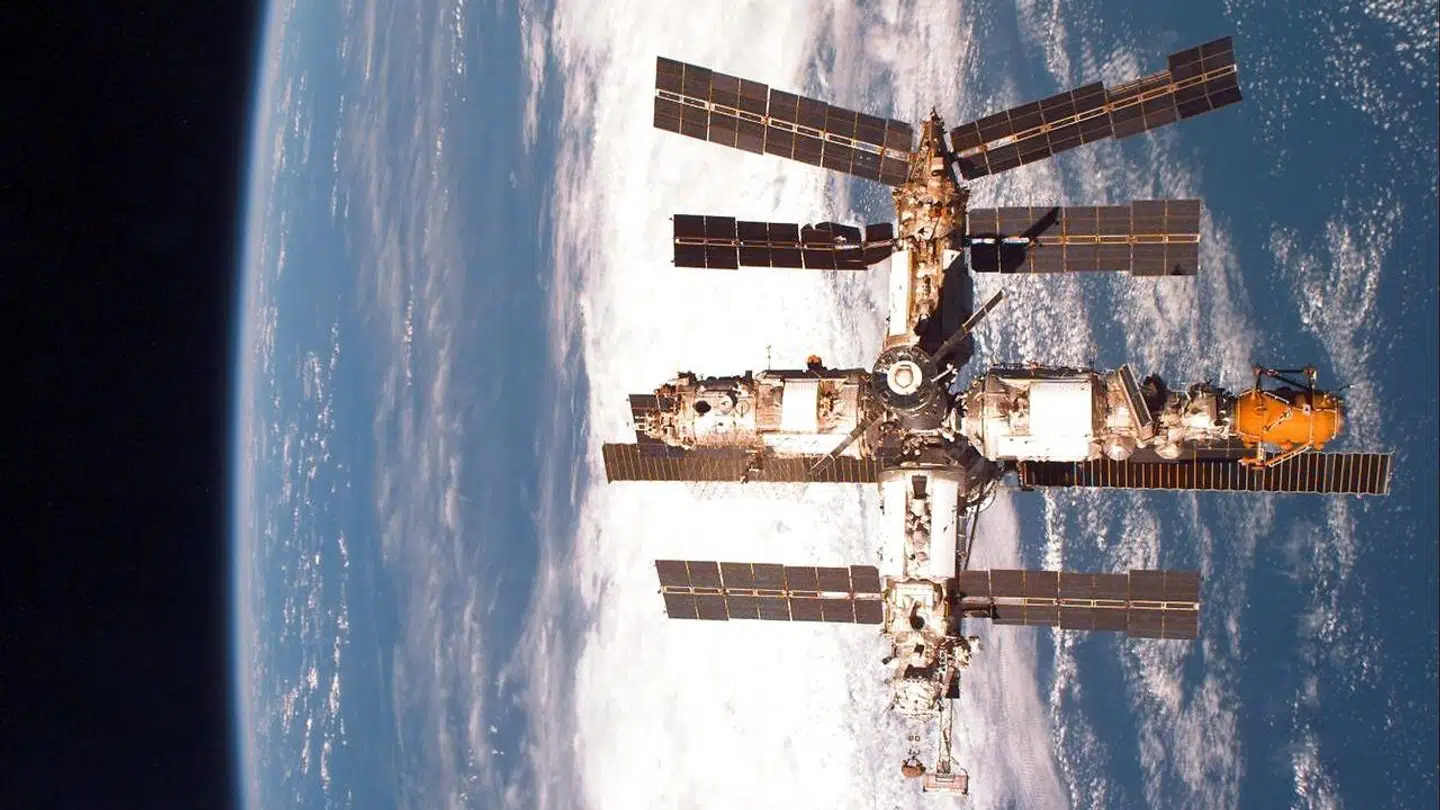 Den russiske rumstation MIR imens den kredser om jorden den 29. januar 1998. Foto: NASA.