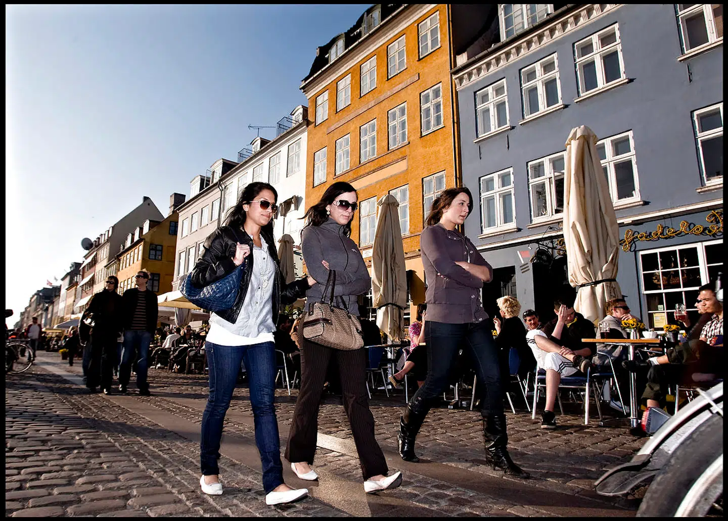 I 2009 stod solen højt på himlen over Nyhavn.